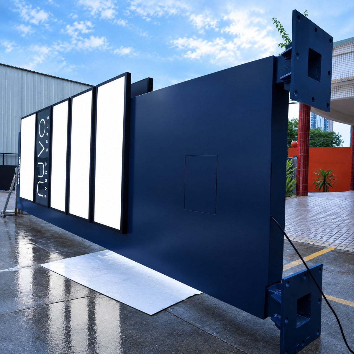 LC · Multi-Tenant Leasing Pylon Signs